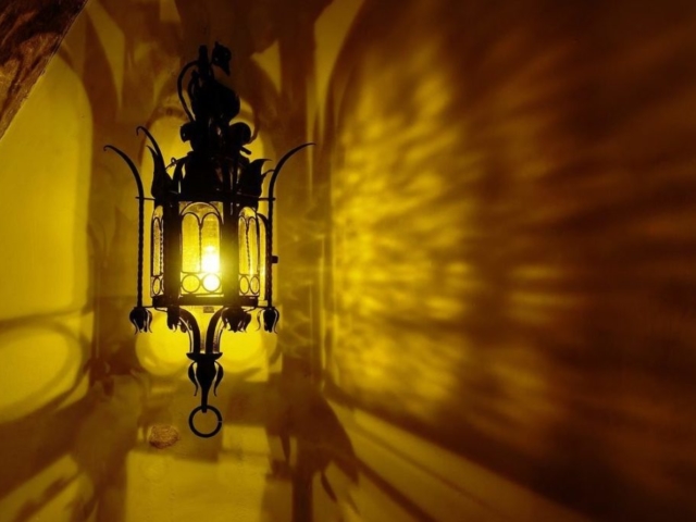 Lamp Shadow Light Lantern Glow  - aitoff / Pixabay
